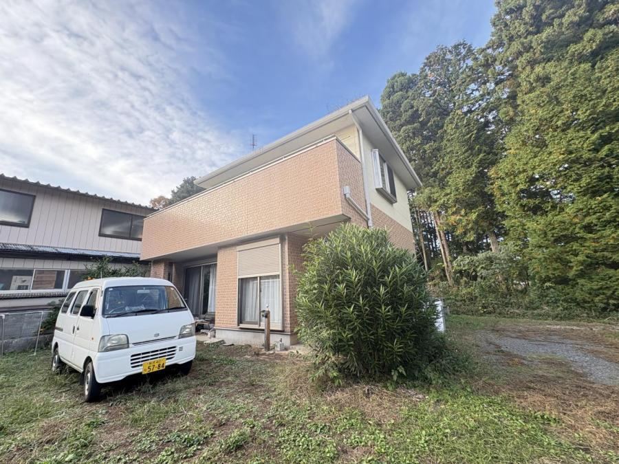 Spacious House in a Lush Residential Area - Photo 1