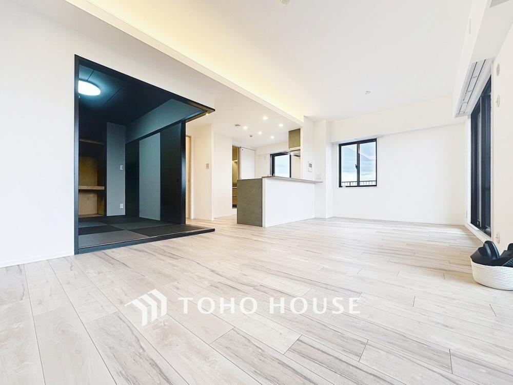 Bright 3LDK Apartment with Expansive Roof Balcony - Photo 1