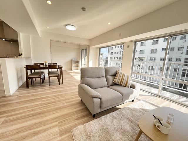 Spacious 4LDK Apartment with Great Amenities - Photo 1