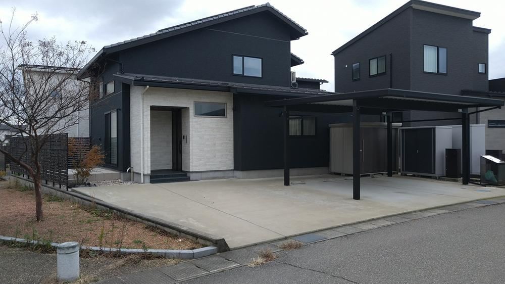 Modern 3SLDK Home with Carport and Solar Power - Photo 1
