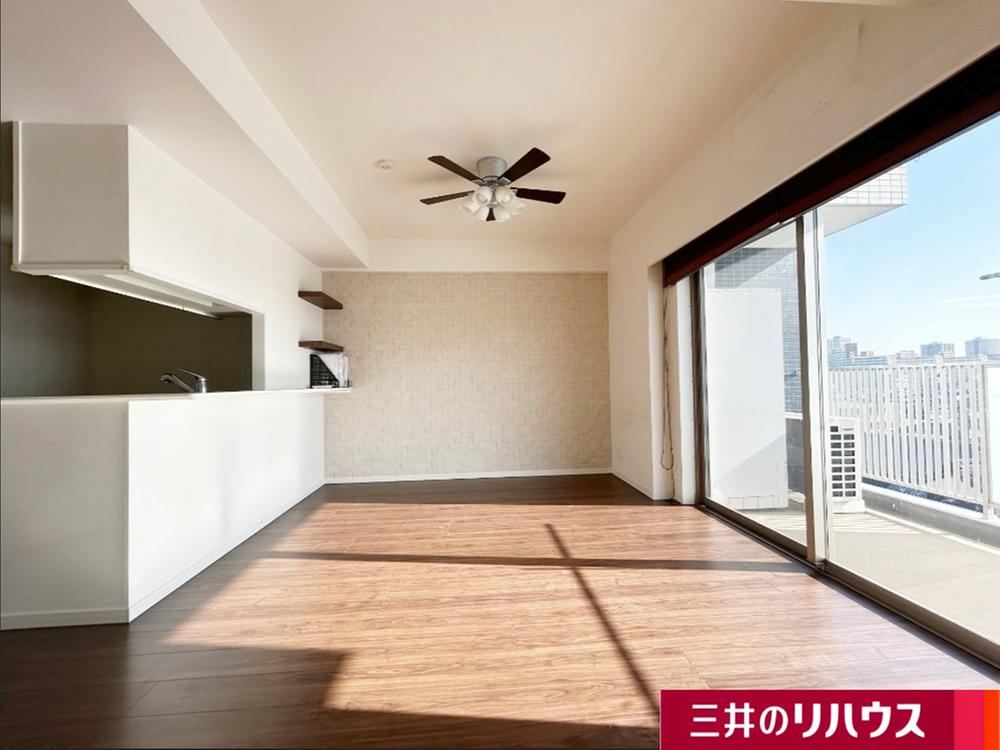 Top Floor 2LDK Apartment with Great Views - Photo 1