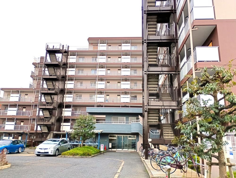 Top Floor 2LDK+S Apartment in Yashio - Photo 1
