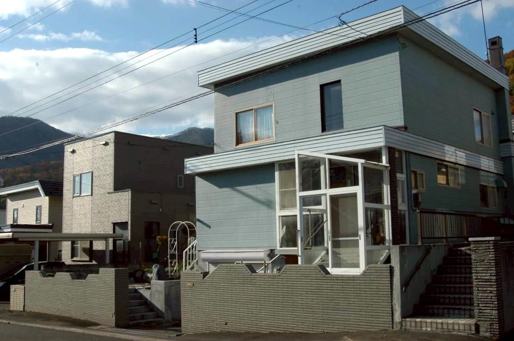 Elegant 5LDK Home with Garden and Basement Garage in Teine - Photo 1