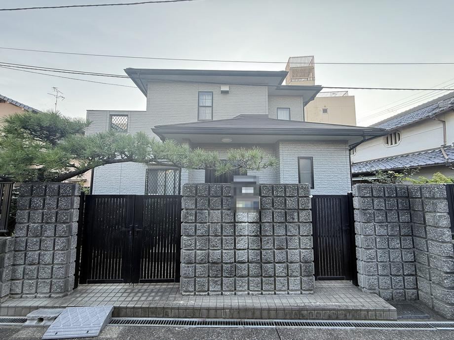 Spacious 4LDK+2S Detached House with Great Access in Ikeda - Photo 1