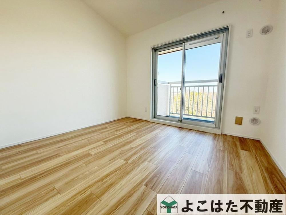 Renovated 3LDK Apartment with Attic Storage - Photo 1
