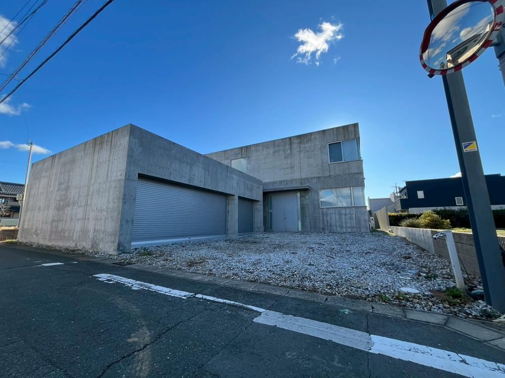 Contemporary 5LDK Home with Walk-in Closet in Toyohashi - Photo 1