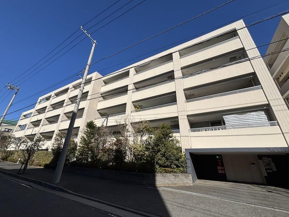 Top Floor 3LDK Apartment in Inuzuka - Photo 1