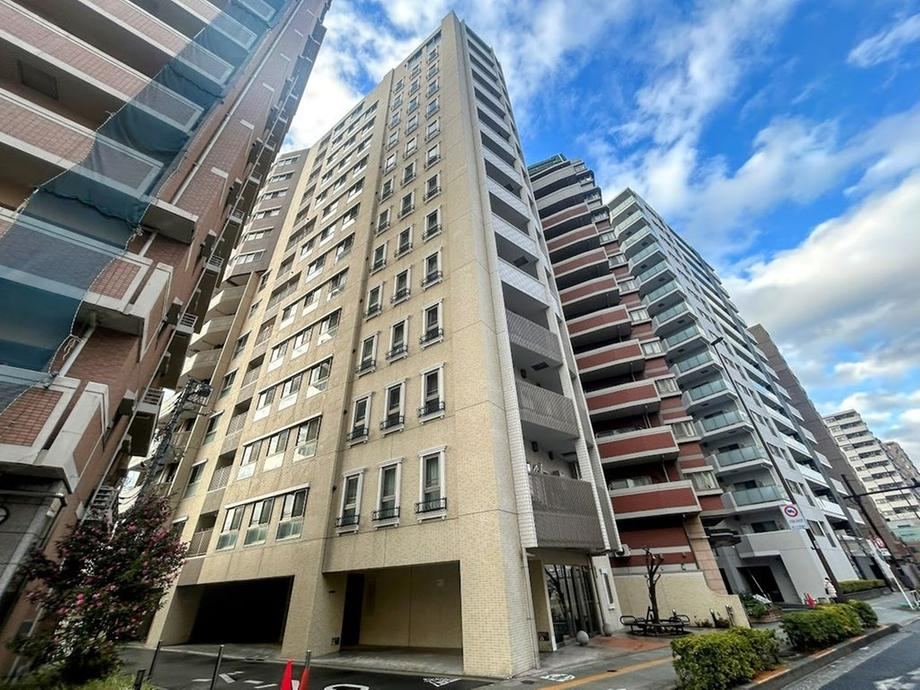 Corner 3LDK Apartment with Sky Tree Views in Kitasenju - Photo 1
