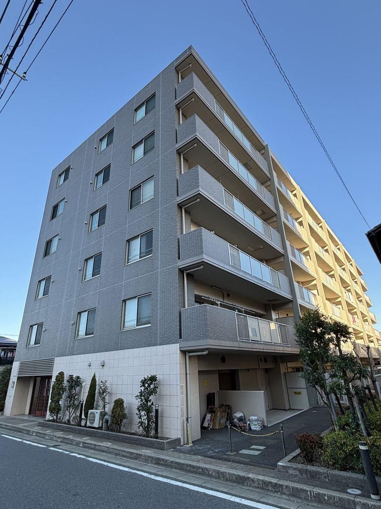 Modern 4LDK Apartment with Private Garden in Narashino - Photo 1