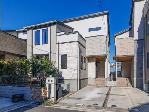 Stylish 4LDK House with High Ceilings in Maehara - Photo 1