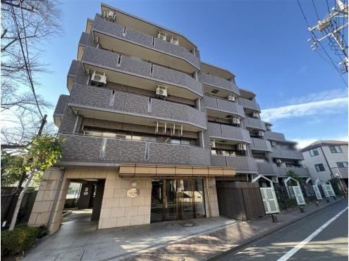 Charming 1LDK+S Apartment with Private Garden - Photo 1