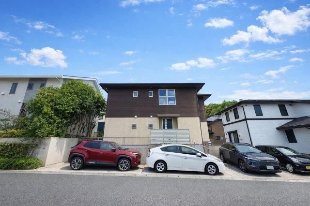Spacious 4LDK Home with Garden and Ample Storage in Umi Town - Photo 1