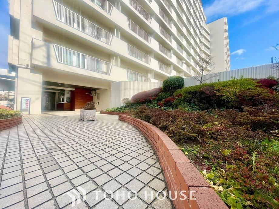 Luxurious 3LDK Apartment with Great Views - Photo 1