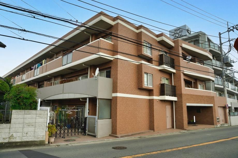 Sunny 3LDK Apartment with Private Garden in Fujisawa - Photo 1
