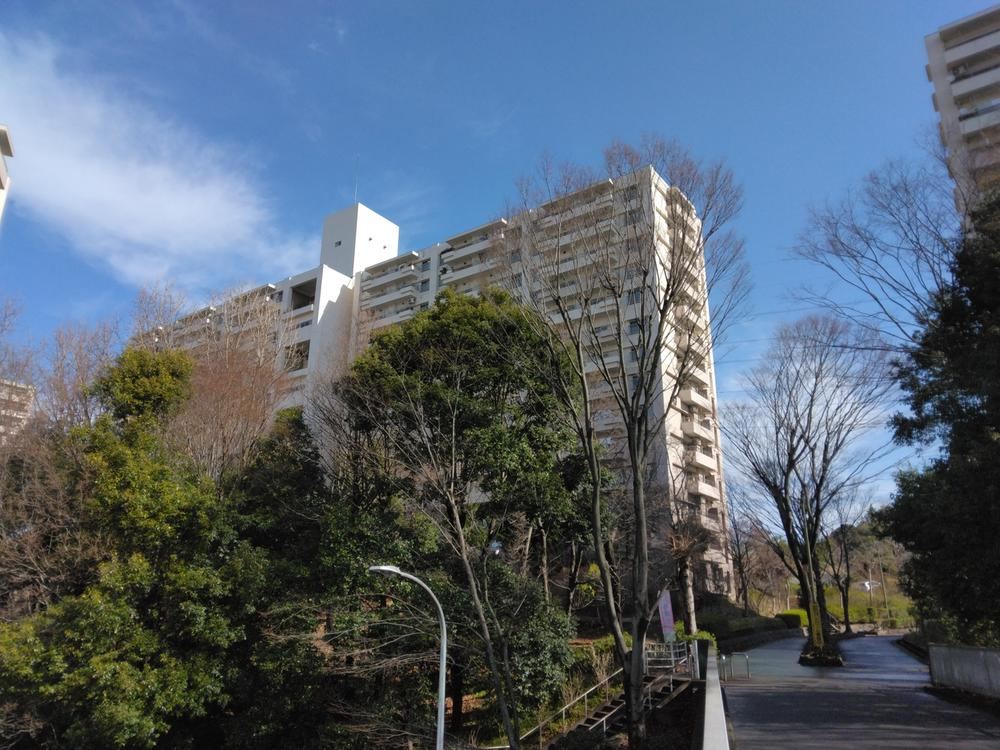 Top Floor 3LDK Apartment with Great Views - Photo 1