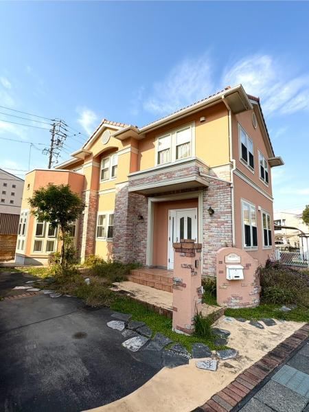 Stylish 3SLDK Home with Modern Design - Photo 1