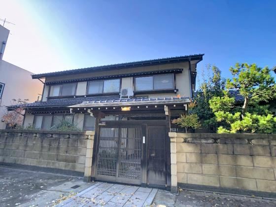 Spacious 11LDK House with Versatile Japanese Room - Photo 1
