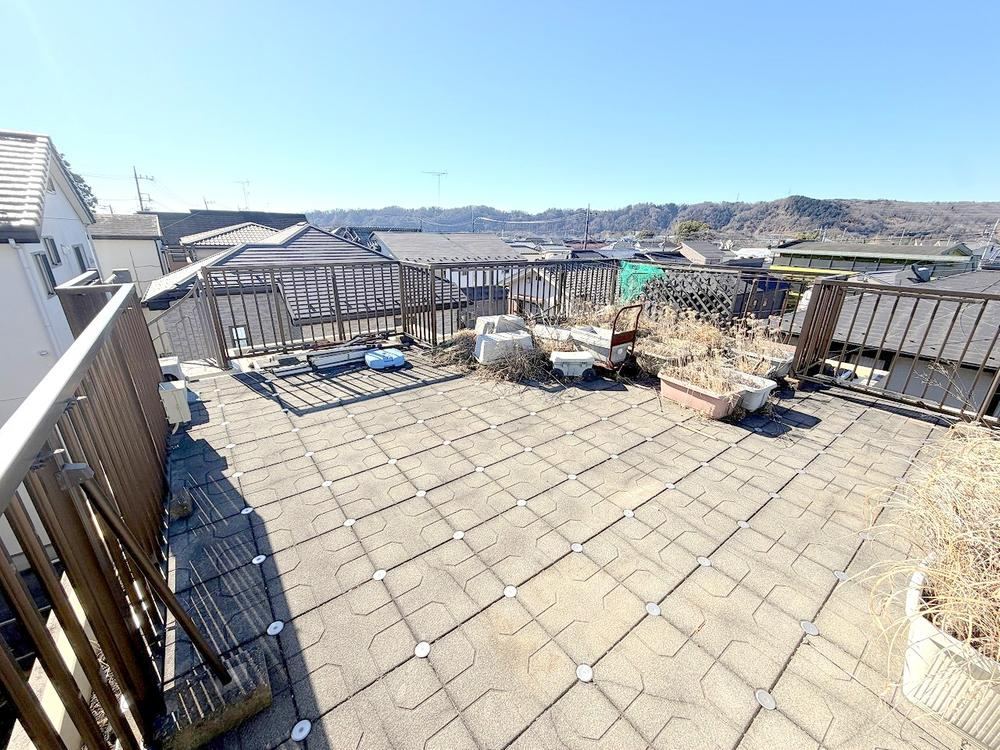 Spacious 5LDK with Basement and Rooftop Balcony in Hamura - Photo 1