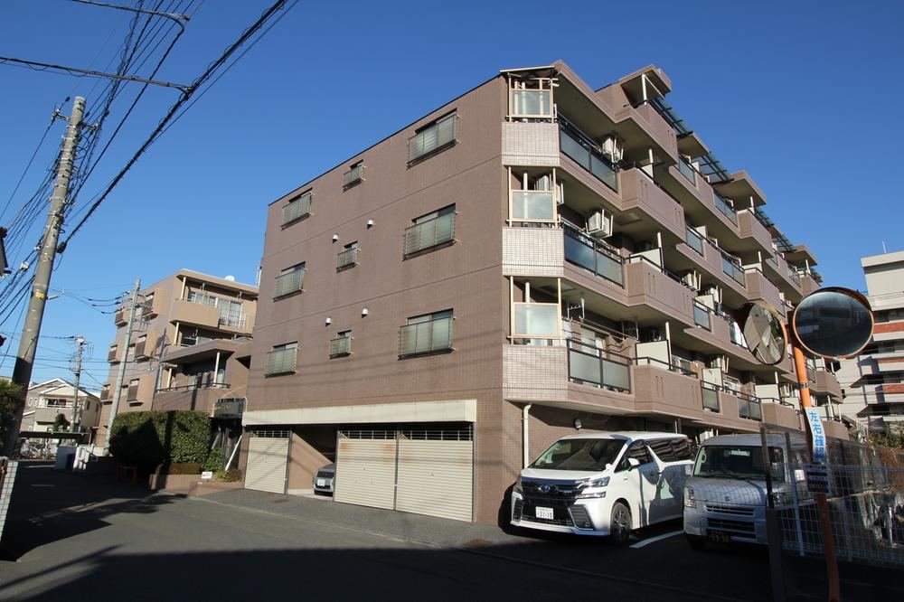 Corner 3LDK Apartment with Great Amenities - Photo 1