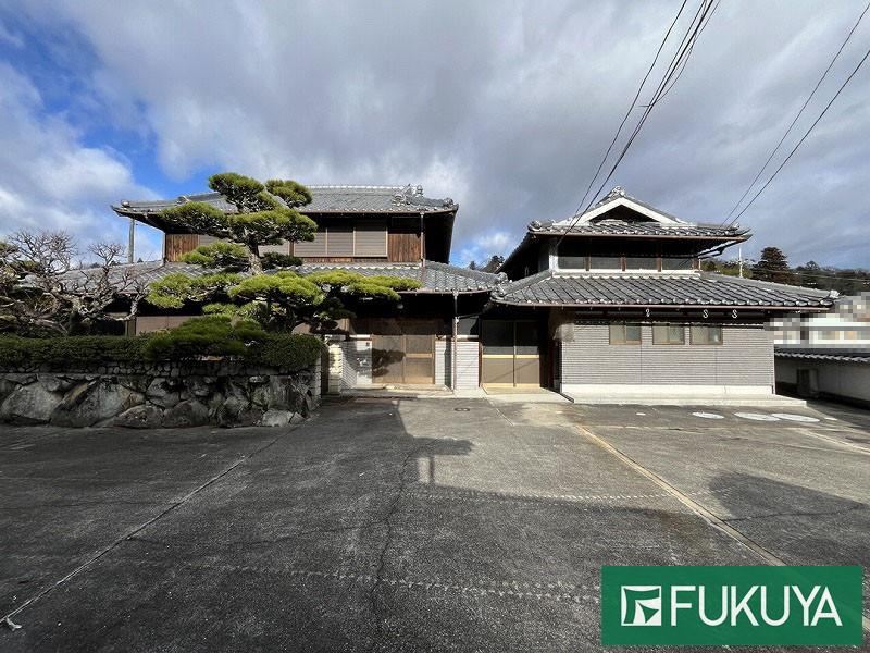 Expansive 8LDK Home with Large Lot in Miki - Photo 1