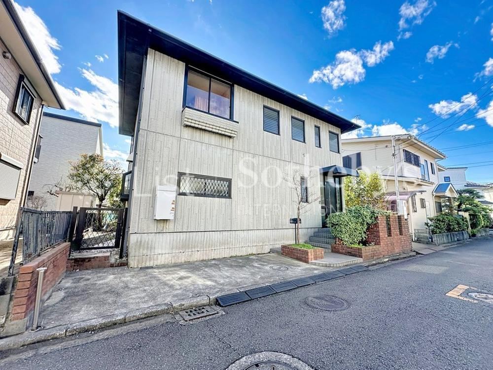 Spacious 4SLDK House with Renovation Potential - Photo 1