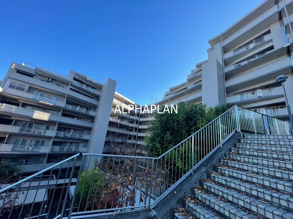Spacious 3LDK Apartment with Dual Balconies in Musashi-Fujisawa - Photo 1