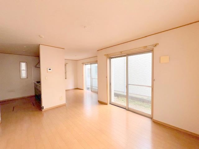 Spacious 4LDK House with Attic Storage - Photo 1