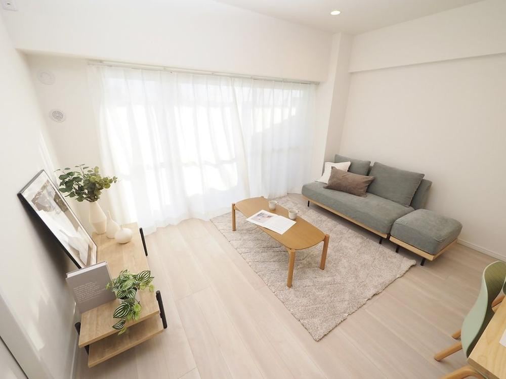 Spacious 3LDK Apartment with Bright Living Room - Photo 1