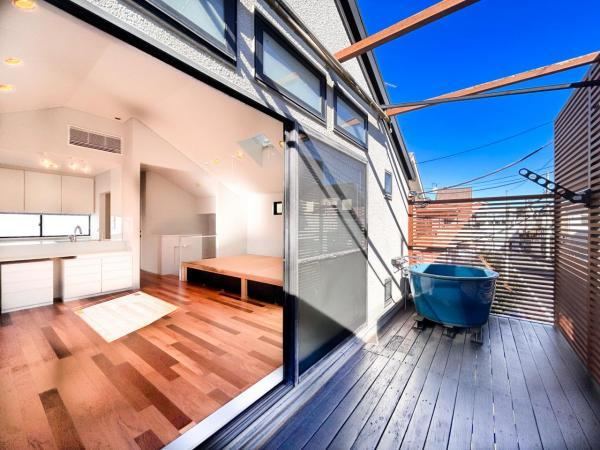 Modern Space with Open-Air Bath and Tatami Area - Photo 1