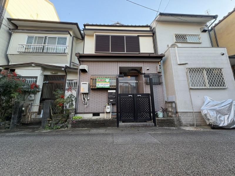 Renovated 3DK House Steps from Studio Mae Station - Photo 1