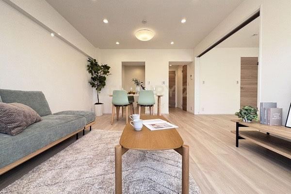 Bright 3LDK Corner Apartment with Renovation - Photo 1