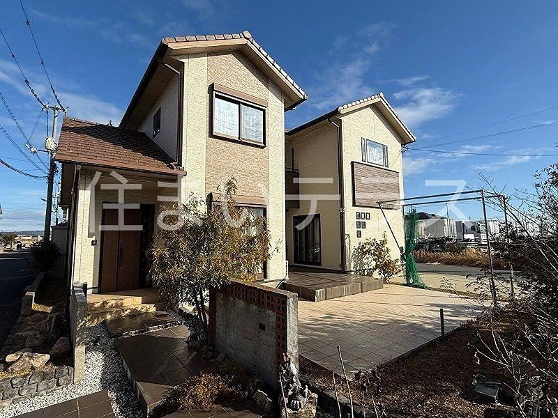 Bright 4LDK House with Good Sunlight - Photo 1