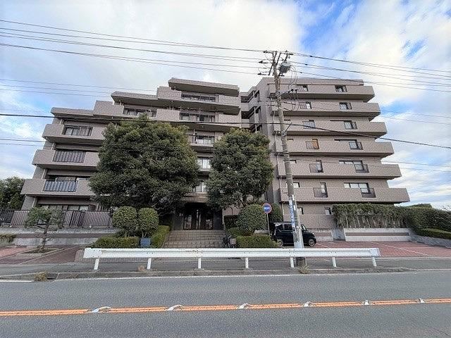 Spacious 2LDK Apartment with Great Views - Photo 1