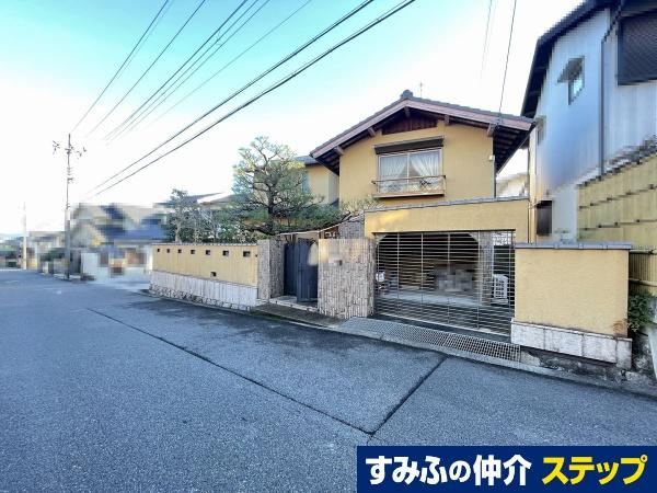 Expansive 7LDK House with Large Lot in Umegahara - Photo 1