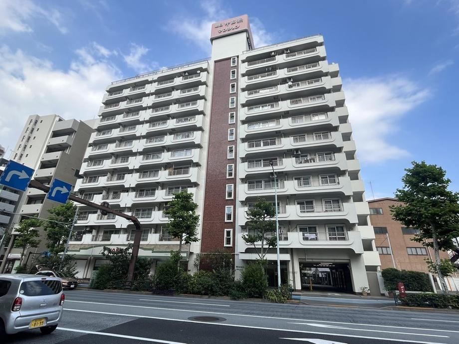 Southwest-Facing 1LDK Apartment in Meguro - Photo 1