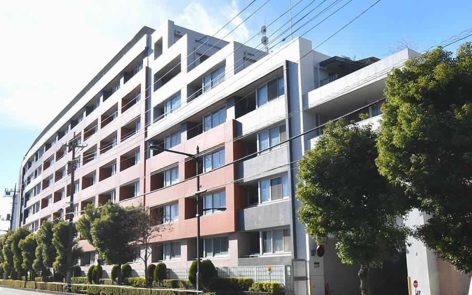 3LDK Apartment Near Kokuryo Station with Renovation Planned - Photo 1