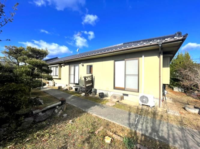 Stylish 4LDK House with Excellent Natural Light in Takamatsu Harako - Photo 1