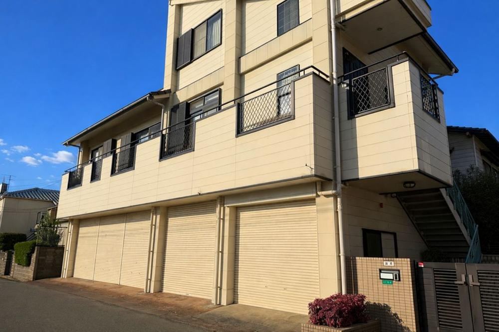 Spacious 3SLDK House with Warehouse and Parking - Photo 1