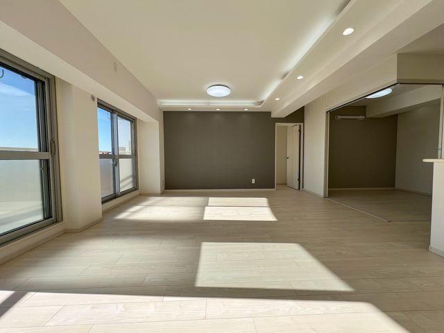 Sunny 3LDK Apartment with River Views in Fuchu - Photo 1