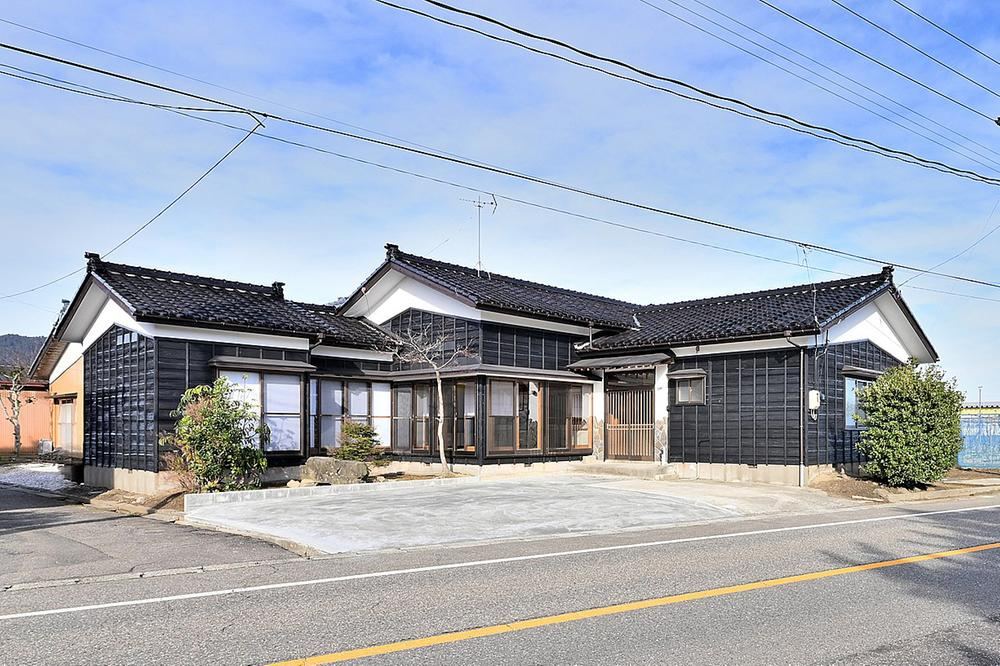 Renovated Traditional House with High Ceilings in Niigata - Photo 1