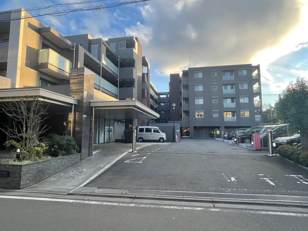 Family-Friendly 4LDK Apartment with Modern Amenities - Photo 1