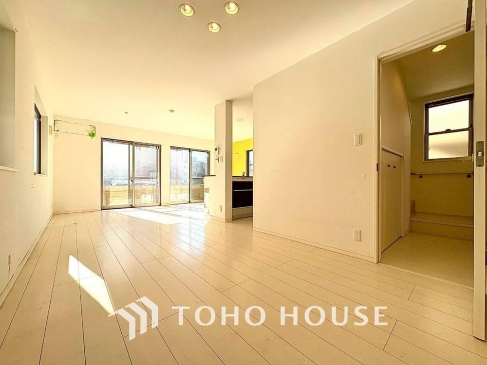 Available for Immediate Viewing! Spacious 3LDK House in Hino - Photo 1