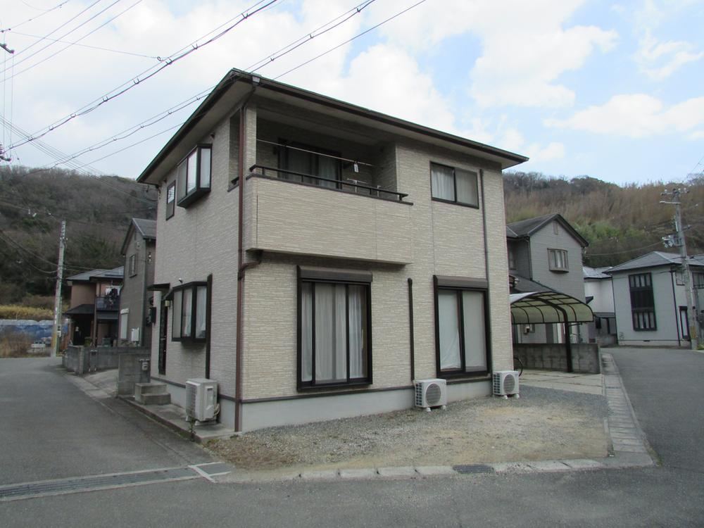 4LDK Corner Lot Home with Parking - Photo 1