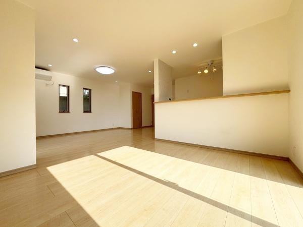 Comfortable 3LDK House with Good Sunlight - Photo 1