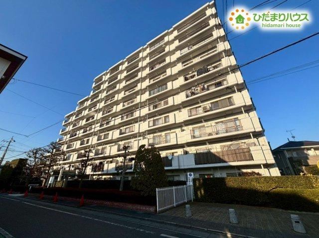 Convenient 3LDK Apartment Near Commercial Facilities - Photo 1