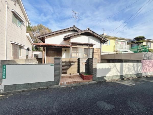 Cozy 3K House in a Quiet Residential Area - Photo 1