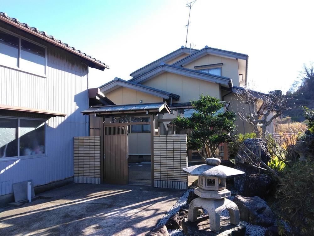 Spacious 8DK House Near Tsubata Station - Photo 1