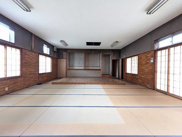Spacious 5LDK Detached House with Two Buildings in Neyagawa - Photo 1