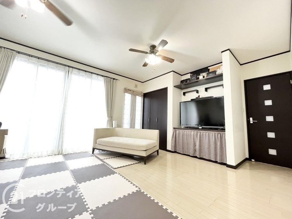 Eco-Friendly 3LDK Home with Solar Power in Himeji - Photo 1