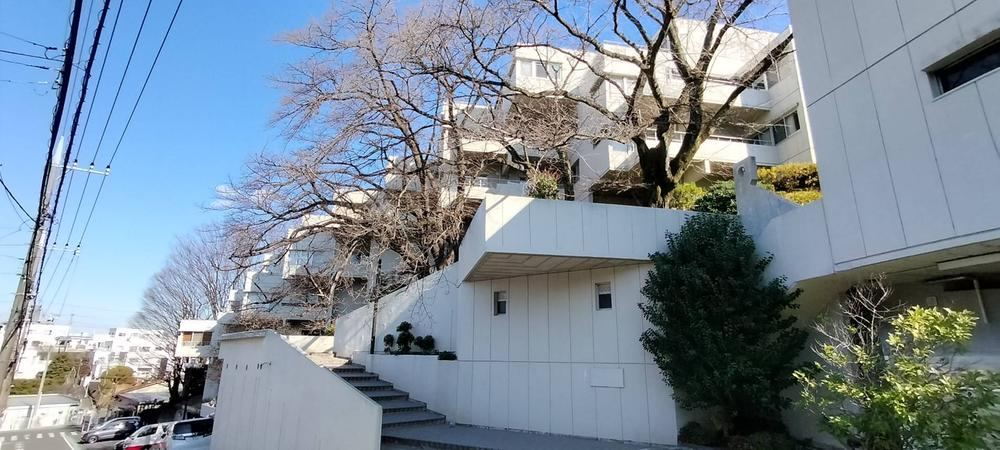 Spacious 2LDK+S Apartment with Private Studio - Photo 1